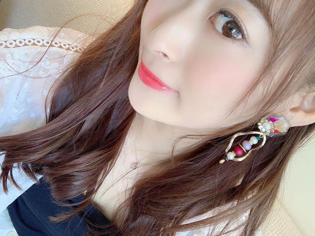 のインスタグラム：「.﻿ 最近仲間入りした﻿ 新しいピアス💐💗﻿ .﻿ .﻿ 存在感があって﻿ 色も夏っぽくて即決✨﻿ .﻿ .﻿ #ピアス﻿」