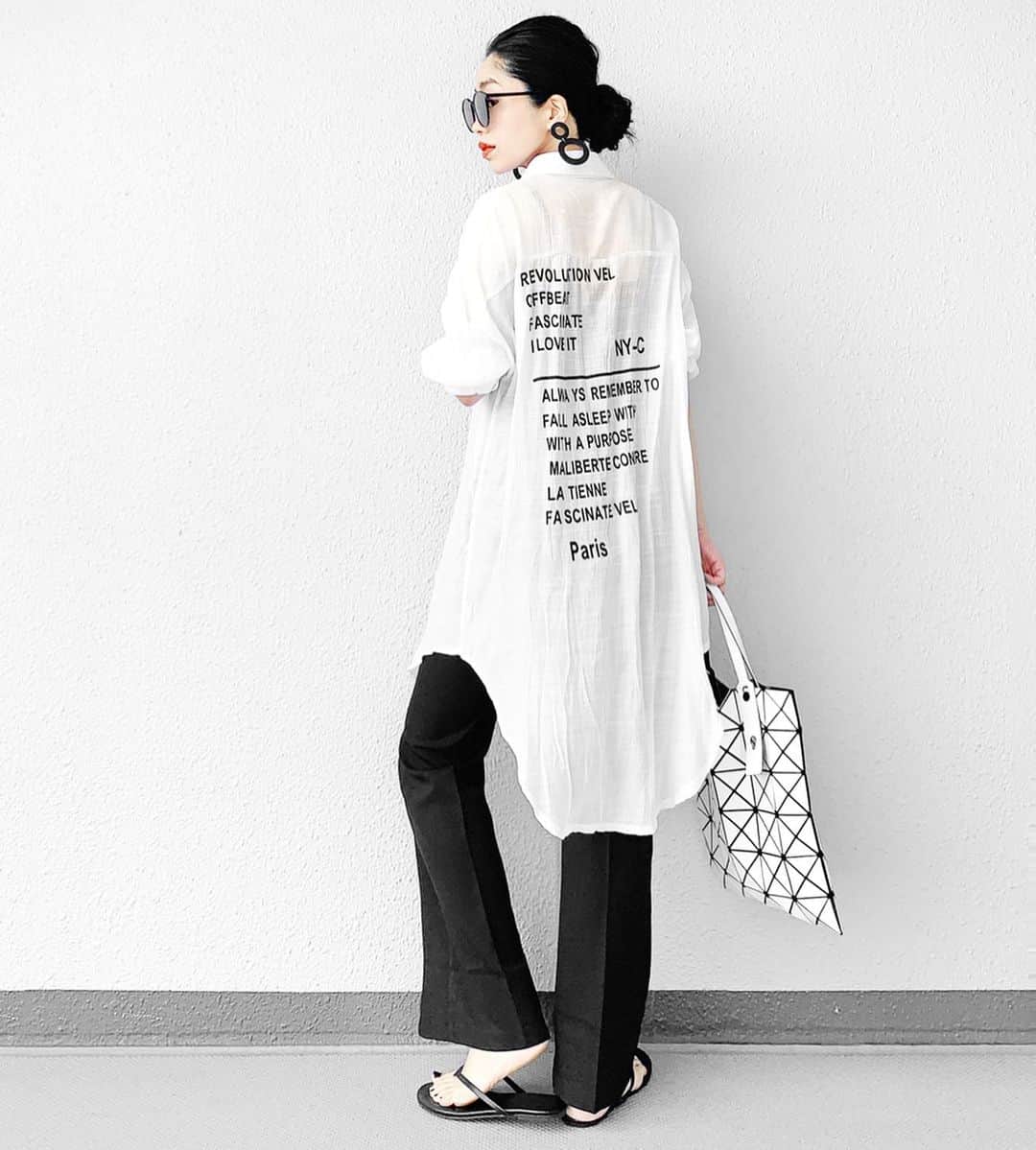 lve_xxxxのインスタグラム：「.﻿ .﻿ お気に入りのシャツ！﻿ ﻿ @lveu.official ﻿ ☑︎ Back printed long shirt﻿ ﻿ 明日8/2 20時よりいよいよ発売🛒﻿ お問い合わせも多数頂いてるとの事で 嬉しみの極みです🙈🖤 ﻿ 前から見たらsimple﻿ 後ろはprint 大好物なやつ🤤﻿ ﻿ さらっとした素材感で﻿ 夏場〜使える万能シャツ💯﻿ ﻿ 日焼け対策にも使えるので﻿ 重宝するかと☺︎﻿ ﻿ ビーチ⛱とかで﻿ 水着👙の上からさらっと羽織っても﻿ これ、絶対可愛い🤤🖤﻿ ﻿ パンツは @gu_global 新作の﻿ ☑︎セミフレアパンツ﻿ ﻿ 程よいフレア感で﻿ 下半身🦵盛れる🙆‍♀️笑﻿ ﻿ 色違いでこれは買う！←﻿ ﻿ その他コーデアイテム詳細は﻿﻿﻿﻿ WEARをご覧くださいませ。﻿﻿﻿﻿ ﻿﻿﻿﻿ WEAR ： lvexxxx ﻿﻿﻿﻿ 💻 https://wear.jp/sp/lvexxxx/﻿﻿﻿ ﻿﻿﻿﻿ －－－－－－－－－－－－－－－－－－﻿﻿﻿﻿ ﻿﻿﻿﻿ 📢コメント頂ける際は、﻿﻿﻿﻿ 最新投稿にお願い致します。﻿﻿﻿﻿ ﻿﻿﻿﻿ 過去投稿に頂いた際、気がつかない事もあり﻿﻿﻿ お返事致しかねる場合が御座います🙇‍♀﻿﻿ ️﻿﻿﻿﻿ ﻿ ﻿」