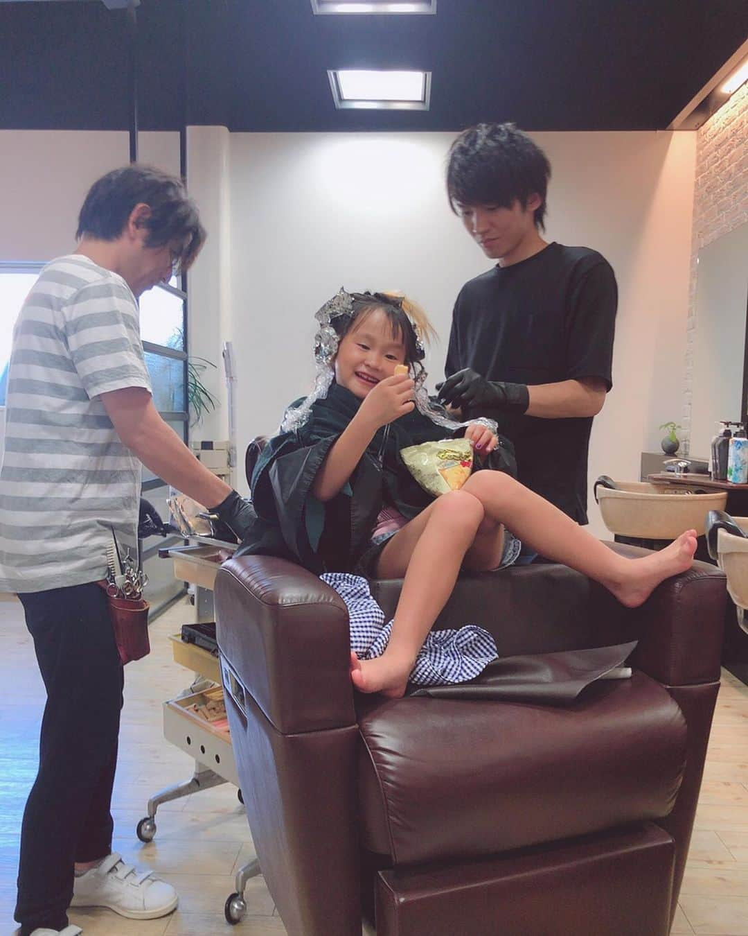 堀えりかさんのインスタグラム写真 - (堀えりかInstagram)「姪っ子ちゃん初めての美容院も行ったよ💇‍♀️💓 えりか的にはピンクが良かったけど← 姪っ子ちゃんが青系のユニコーンがいいって4時間半頑張ったねwww . 飽きてきてたけどお兄さん達に相手してもらってお菓子もらってるんるんの女王さまでした(笑) . . 美容院終わったら即バタンキューしてた🤣🤣🤣 . .  #美容院 #カラー #actionsbykatoreya #ユニコーンカラー #キッズヘア #姪っ子」8月1日 13時20分 - xerikax143