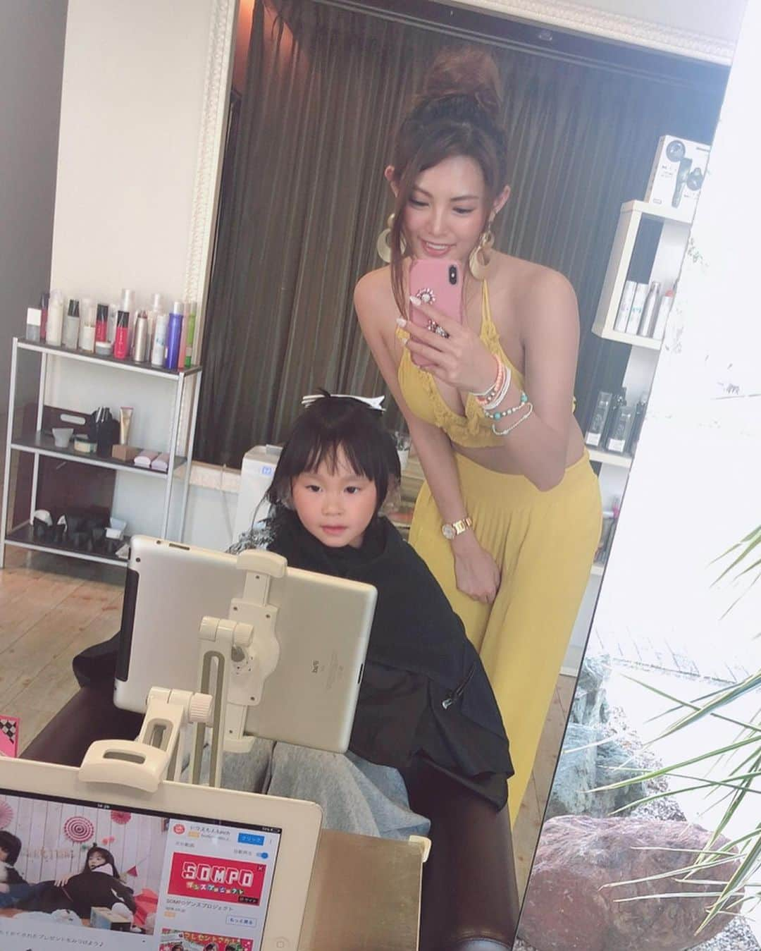 堀えりかさんのインスタグラム写真 - (堀えりかInstagram)「姪っ子ちゃん初めての美容院も行ったよ💇‍♀️💓 えりか的にはピンクが良かったけど← 姪っ子ちゃんが青系のユニコーンがいいって4時間半頑張ったねwww . 飽きてきてたけどお兄さん達に相手してもらってお菓子もらってるんるんの女王さまでした(笑) . . 美容院終わったら即バタンキューしてた🤣🤣🤣 . .  #美容院 #カラー #actionsbykatoreya #ユニコーンカラー #キッズヘア #姪っ子」8月1日 13時20分 - xerikax143