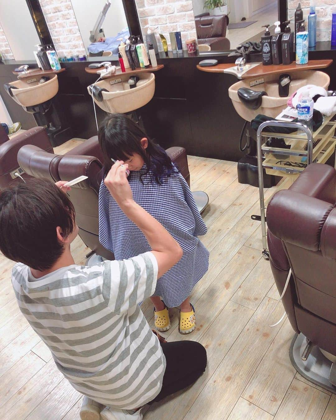 堀えりかさんのインスタグラム写真 - (堀えりかInstagram)「姪っ子ちゃん初めての美容院も行ったよ💇‍♀️💓 えりか的にはピンクが良かったけど← 姪っ子ちゃんが青系のユニコーンがいいって4時間半頑張ったねwww . 飽きてきてたけどお兄さん達に相手してもらってお菓子もらってるんるんの女王さまでした(笑) . . 美容院終わったら即バタンキューしてた🤣🤣🤣 . .  #美容院 #カラー #actionsbykatoreya #ユニコーンカラー #キッズヘア #姪っ子」8月1日 13時20分 - xerikax143