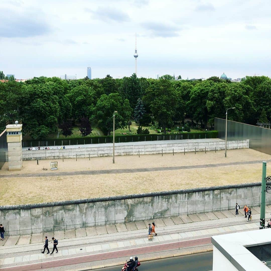 岡田育さんのインスタグラム写真 - (岡田育Instagram)「The fall of the Berlin Wall was my very first memorable worldwide news through live TV. In those days I’d been humming this song as a favorite nursery rhyme. The only German song a kid knew its story #🎈 , while she had believed that she would live on Mars before getting 40. #coldwar . . アラフォー以下には通じないだろうけど、ベルリンの壁博物館を見た後にたまたま入ったビール屋で普通に「ロックバルーンは99」かかるの超エモくないですか……観光客すごく正しくオモテナシされた……。 . . 壁、思ってたより全然低い。でも、思ってた以上に視界が遮られる。沿って歩いても空白地帯がどうなってるかわからない、向こう側への想像力ごと閉ざされてしまう。そして今になって高所から見ると、たったこれだけのことだったのだな、とわかる。これだけのことで、あれだけの犠牲が出たのだ。嘘みたいだ。映画のロケ地跡みたい。それも展示意図なのだろうな。 . . #Berlin #bernauerstrasse #bernauerstraße #berlinmauer #berlinwallmemorial #ベルリンの壁博物館 #ベルリンの壁 #ベルリン #ベルナウアー通り  #brewdog #brewdogbrewery #nena #99redballoons #99luftballons #99luftballons🎈  #ロックバルーンは99 #namco」8月1日 13時33分 - okadaic