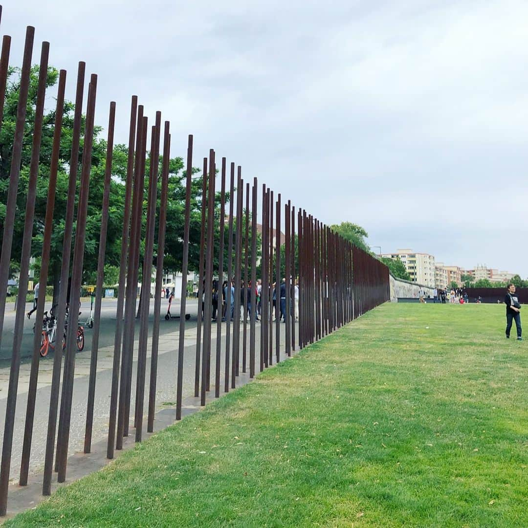 岡田育さんのインスタグラム写真 - (岡田育Instagram)「The fall of the Berlin Wall was my very first memorable worldwide news through live TV. In those days I’d been humming this song as a favorite nursery rhyme. The only German song a kid knew its story #🎈 , while she had believed that she would live on Mars before getting 40. #coldwar . . アラフォー以下には通じないだろうけど、ベルリンの壁博物館を見た後にたまたま入ったビール屋で普通に「ロックバルーンは99」かかるの超エモくないですか……観光客すごく正しくオモテナシされた……。 . . 壁、思ってたより全然低い。でも、思ってた以上に視界が遮られる。沿って歩いても空白地帯がどうなってるかわからない、向こう側への想像力ごと閉ざされてしまう。そして今になって高所から見ると、たったこれだけのことだったのだな、とわかる。これだけのことで、あれだけの犠牲が出たのだ。嘘みたいだ。映画のロケ地跡みたい。それも展示意図なのだろうな。 . . #Berlin #bernauerstrasse #bernauerstraße #berlinmauer #berlinwallmemorial #ベルリンの壁博物館 #ベルリンの壁 #ベルリン #ベルナウアー通り  #brewdog #brewdogbrewery #nena #99redballoons #99luftballons #99luftballons🎈  #ロックバルーンは99 #namco」8月1日 13時33分 - okadaic