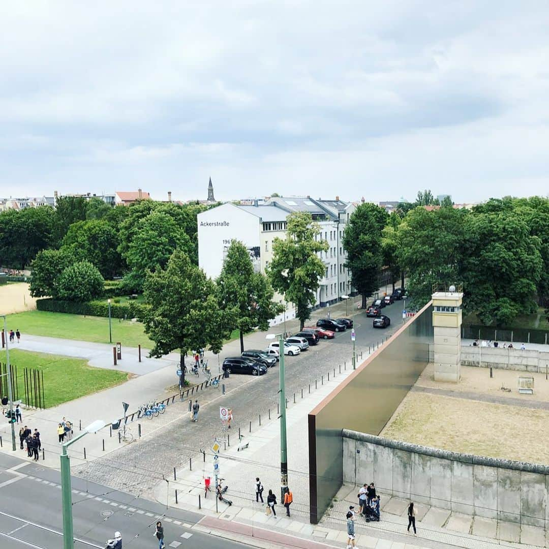 岡田育さんのインスタグラム写真 - (岡田育Instagram)「The fall of the Berlin Wall was my very first memorable worldwide news through live TV. In those days I’d been humming this song as a favorite nursery rhyme. The only German song a kid knew its story #🎈 , while she had believed that she would live on Mars before getting 40. #coldwar . . アラフォー以下には通じないだろうけど、ベルリンの壁博物館を見た後にたまたま入ったビール屋で普通に「ロックバルーンは99」かかるの超エモくないですか……観光客すごく正しくオモテナシされた……。 . . 壁、思ってたより全然低い。でも、思ってた以上に視界が遮られる。沿って歩いても空白地帯がどうなってるかわからない、向こう側への想像力ごと閉ざされてしまう。そして今になって高所から見ると、たったこれだけのことだったのだな、とわかる。これだけのことで、あれだけの犠牲が出たのだ。嘘みたいだ。映画のロケ地跡みたい。それも展示意図なのだろうな。 . . #Berlin #bernauerstrasse #bernauerstraße #berlinmauer #berlinwallmemorial #ベルリンの壁博物館 #ベルリンの壁 #ベルリン #ベルナウアー通り  #brewdog #brewdogbrewery #nena #99redballoons #99luftballons #99luftballons🎈  #ロックバルーンは99 #namco」8月1日 13時33分 - okadaic