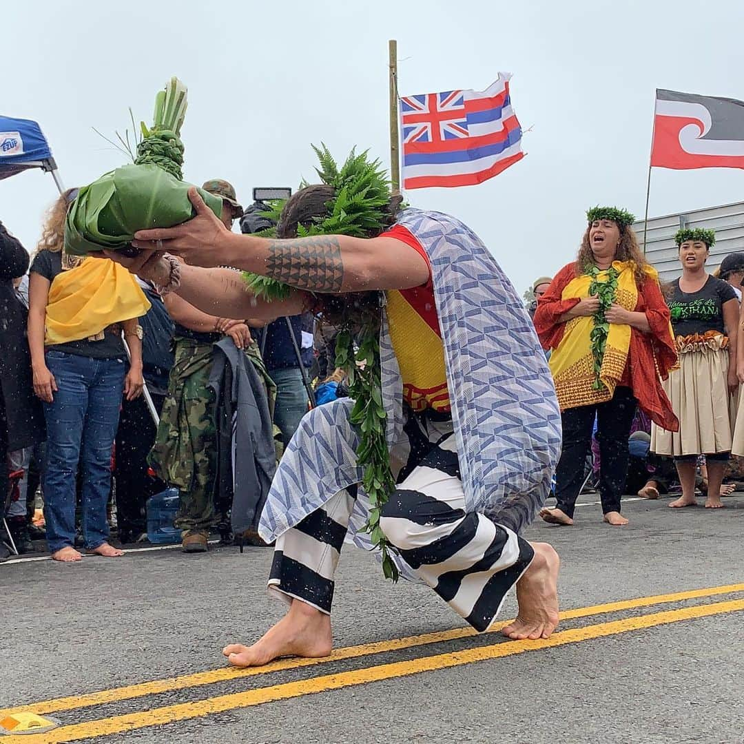 ジェイソン・モモアさんのインスタグラム写真 - (ジェイソン・モモアInstagram)「KAPU ALOHA.  Finally with my people.  So many things to come.  We are United We are Mauna Kea  Aloha nui j」8月1日 13時42分 - prideofgypsies