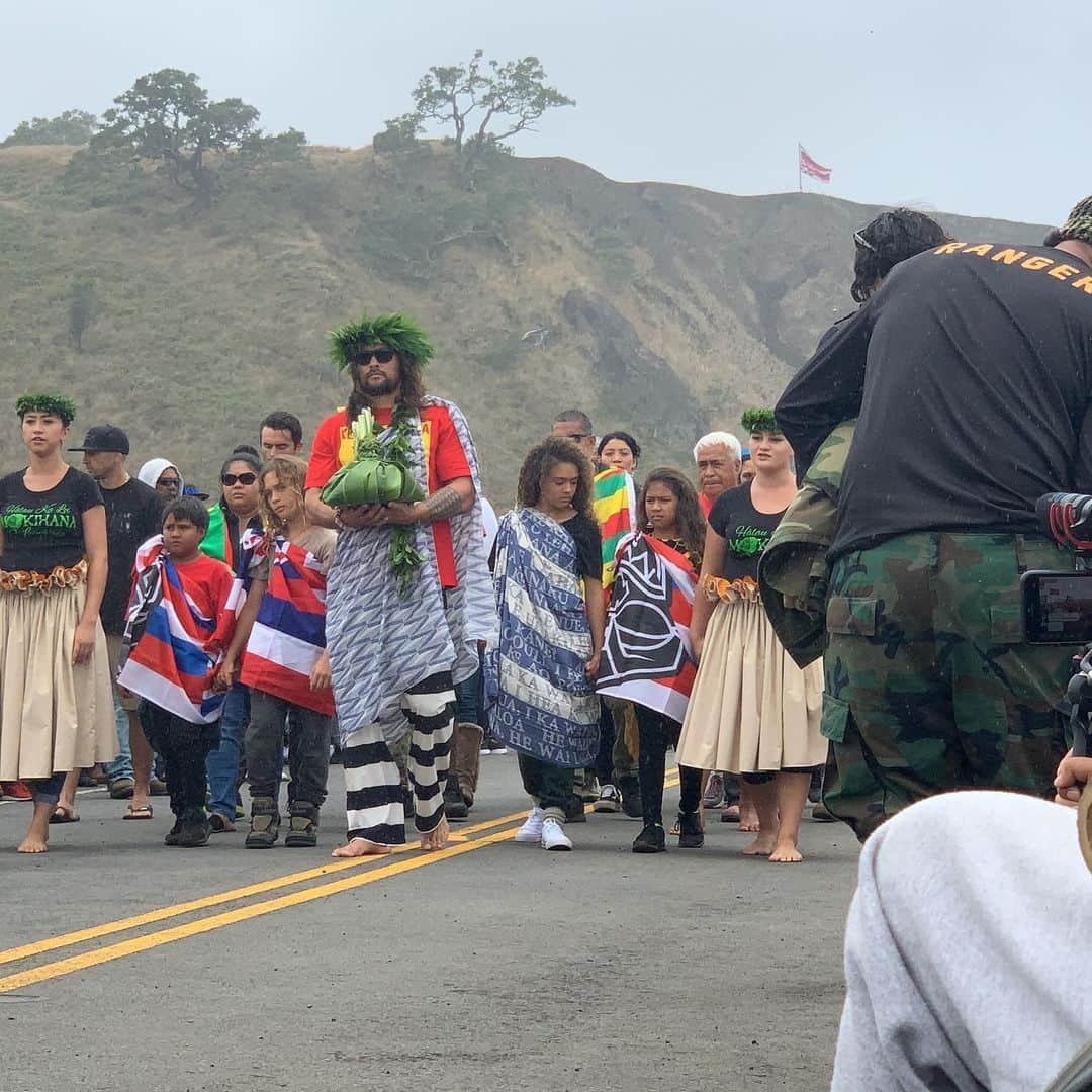 ジェイソン・モモアさんのインスタグラム写真 - (ジェイソン・モモアInstagram)「KAPU ALOHA.  Finally with my people.  So many things to come.  We are United We are Mauna Kea  Aloha nui j」8月1日 13時42分 - prideofgypsies