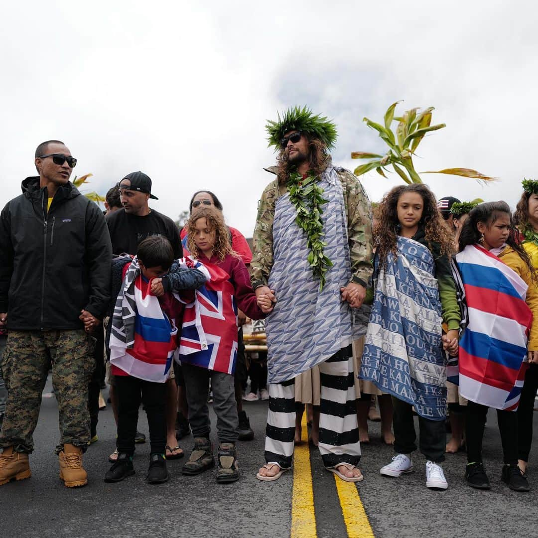 ジェイソン・モモアさんのインスタグラム写真 - (ジェイソン・モモアInstagram)「KAPU ALOHA.  Finally with my people.  So many things to come.  We are United We are Mauna Kea  Aloha nui j」8月1日 13時42分 - prideofgypsies