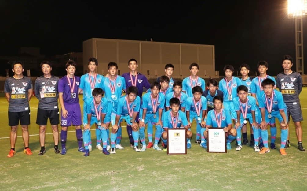 のインスタグラム：「サガン鳥栖U-18。クラブユース決勝。  #本当にお疲れ様 #快挙という言葉は #失礼 #君達の勇姿や成果が #どれだけ多くの人達に #夢や希望 #勇気を与えたことか #ありがとう  #人生は続く #この悔しさと #決勝に進めなかった #チームもある事を忘れず #また次の目標に向かって #共に頑張ろう  #ps今回メンバー入り出来なかった選手達へ #君達のチカラでもある #諦めるなチャンスはまだある」
