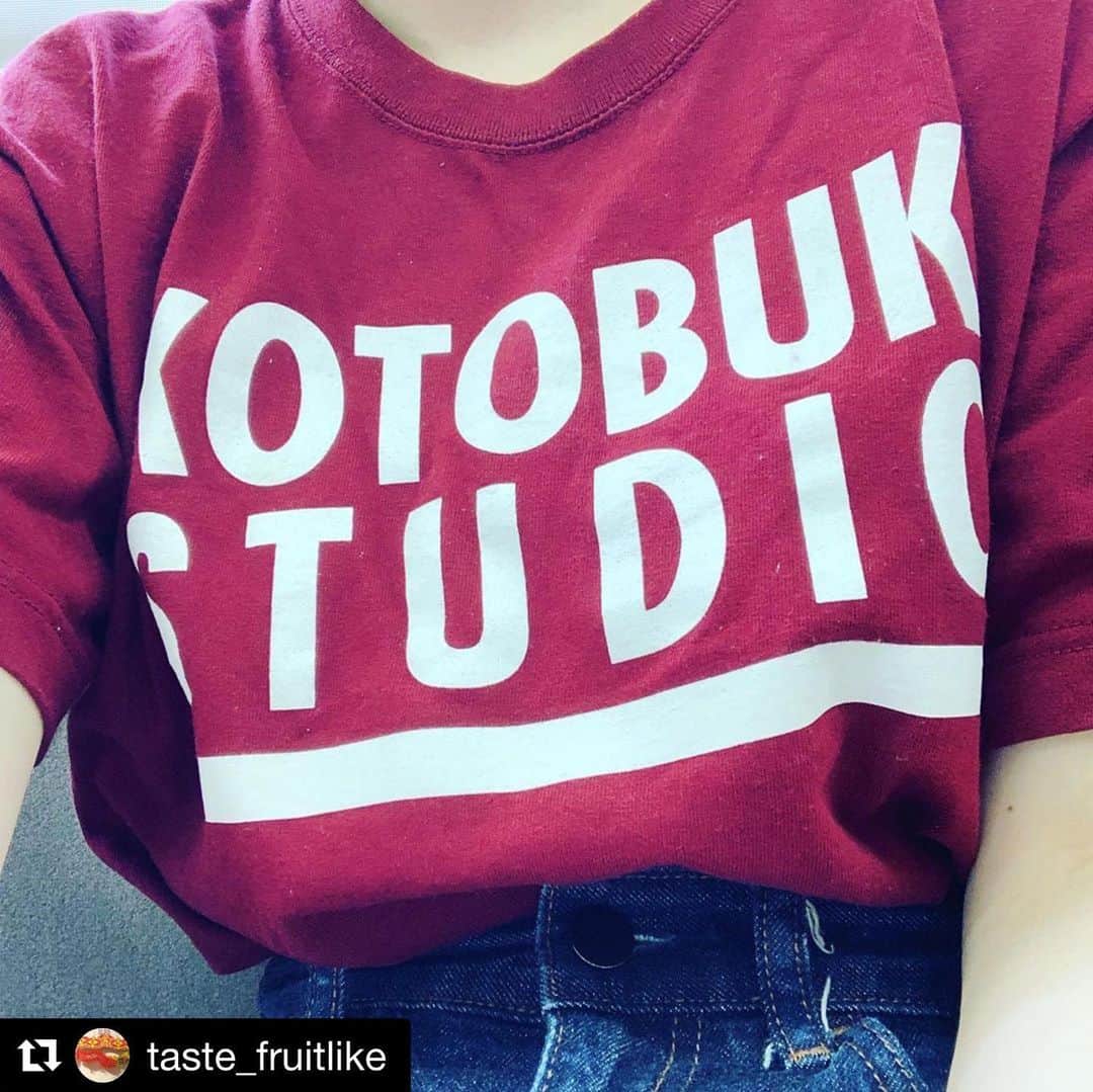 のインスタグラム：「アズキ色、レア！  #Repost @taste_fruitlike with @get_repost ・・・ 週間ヮイト #コーデ記録 #selfie #江口寿史 #コトブキスタジオ #kotobukistudio」