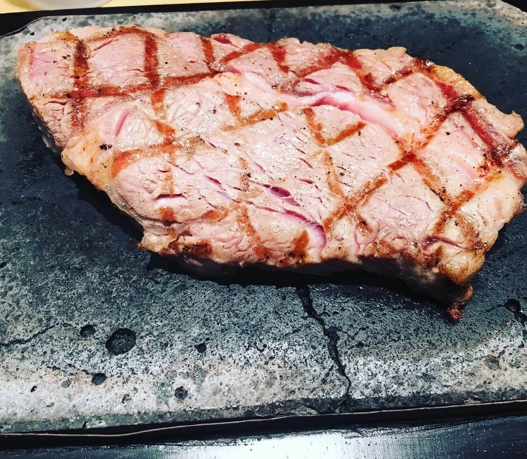 佐藤仁美さんのインスタグラム写真 - (佐藤仁美Instagram)「肉。200グラム。うちの近所に出来たステーキ屋さん。良き。通おう。 #肉 #ステーキ」8月1日 14時01分 - sato.hitomi.19791010