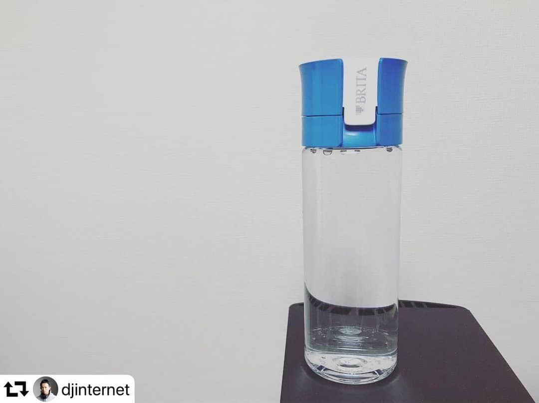 BRITA Japanのインスタグラム：「【8月1日は水の日】﻿ @djinternet さんの投稿をリポストさせていただきます。水トークの内容が気になります☺﻿ ﻿ #repost #thankyou #brita #fillandgo #浄水器 #マイボトル #水の日 #水筒 #水分補給 #熱中症対策﻿ ﻿ ・・・﻿ 水を1日4リットル飲む男、iii3ペイ君オススメのブリタの水筒を買ってみました！水道水を濾過して綺麗な水にするフィルターが内臓。自分も1日2リットルは必ず飲むのでヘビーに使えるかと。ペイ君と水についての話をお店で散々話したのが凄く楽しかった。 #ブリタ #水」