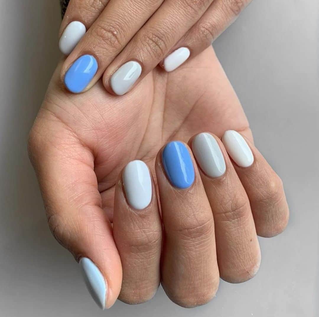 OPIさんのインスタグラム写真 - (OPIInstagram)「Dreaming of the beach with these cool blue shades🌊 ⛱️ Thanks for sharing @by_karinely we're #OPIOBsessed #ColorIsTheAnswer⁠  #OPI shades: #icannoliwearopi, #alpinesnow, #suzichasesportugeese, #dreamsneedclarafication ⁠  #Bluenails #mixednails #nailpolish #manicure #opi」8月1日 5時01分 - opi