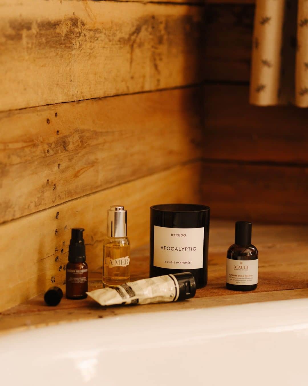 MR PORTERのインスタグラム：「For a country escape, this is our go-to grooming kit. ⁠ -⁠ 🛒For him: @grownalchemist Age-Repair Eye Cream (1060579) and @lamer Renewal Oil (1193250), @aesopskincare Facial Exfoliant (628688) and @officialbyredo Apocalyptic Scented Candle (672766). For her: @maulirituals Supreme Skin Rose Mist (1193008) available at @netaporter. Tap to shop. #MRPORTER」