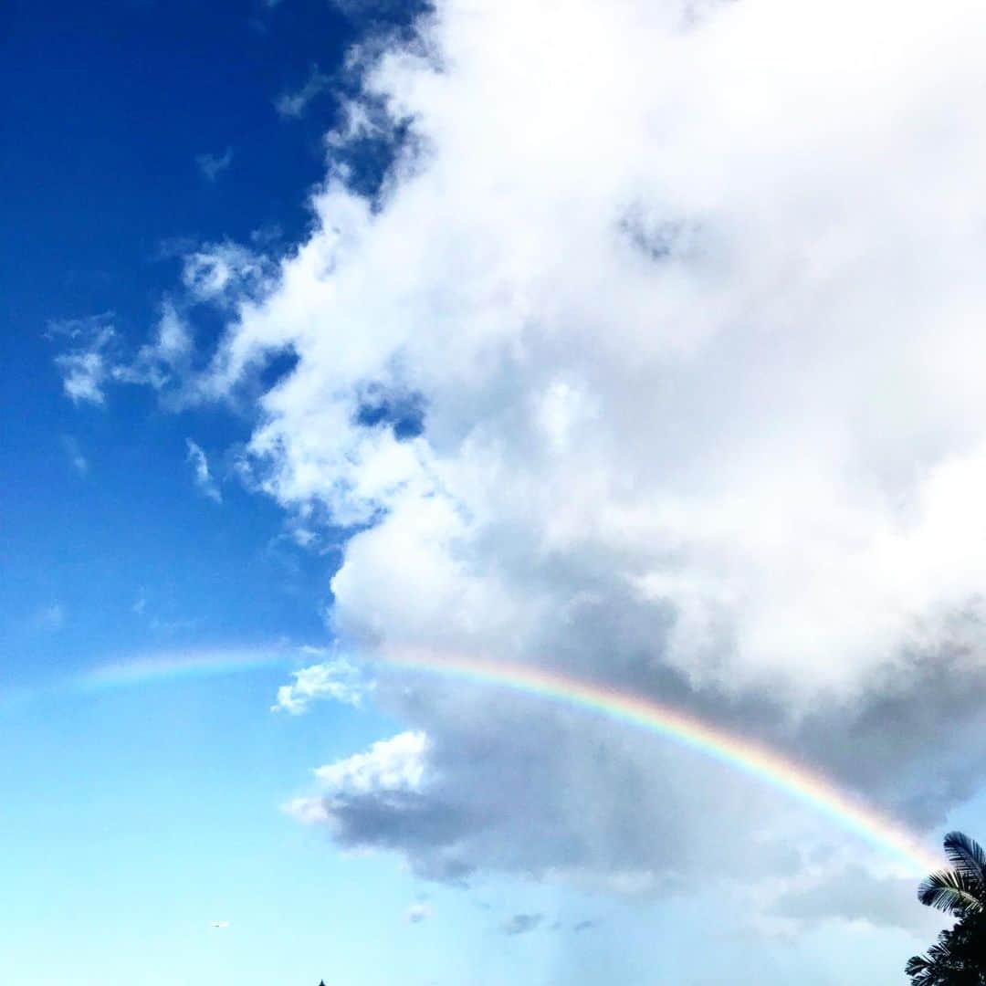 渡辺由香さんのインスタグラム写真 - (渡辺由香Instagram)「I saw a rainbow from morning🌈 得した気分な朝！ 今日はスクールお休みして、ハナボと2人でのんびりDAY お買い物行ったり、友達のとこ遊び行ったりするよ🌴 ハワイ生活残りわずか 楽しまないとー✨  have a good day🤙  #hawaiilife #rainbow #親子ハワイ #ハワイキッズ留学 #6歳」8月1日 5時04分 - yukawatanabe_hanabo