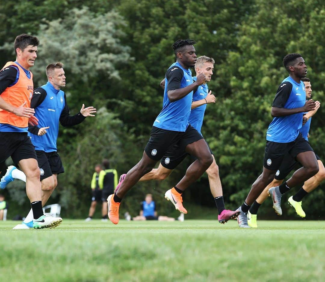 アタランタBCさんのインスタグラム写真 - (アタランタBCInstagram)「Keep on running 🏃‍♂️🏃‍♂️ Day 6 🔚 — #GoAtalantaGo ⚫️🔵 #preseasonUK 🇬🇧 #Atalanta #Bergamo #football #training」8月1日 5時05分 - atalantabc