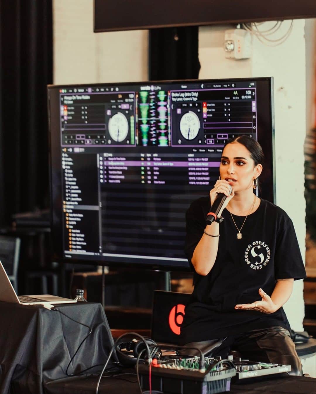 Flaunt Magazineさんのインスタグラム写真 - (Flaunt MagazineInstagram)「Lauren Abedini (the DJ/producer known as @iamKittens) hosts an all-female DJ workshop, @pwrxkittens, a non-profit that allows her to share her love of DJing and provide a counter to misogynistic club culture, all while raising money for local women's shelters or LGBTQ centers. We attended her NYC outpost of it on Monday, head to Flaunt.com to see more on the established DJ's project.⠀⠀⠀⠀⠀⠀⠀⠀⠀ ⠀⠀⠀⠀⠀⠀⠀⠀⠀ Photographed by @alex.abaunza⠀⠀⠀⠀⠀⠀⠀⠀⠀ ⠀⠀⠀⠀⠀⠀⠀⠀⠀ #flauntmagazine #flaunt #flauntdotcom #djs #lgbtq #workshops」8月1日 5時25分 - flauntmagazine
