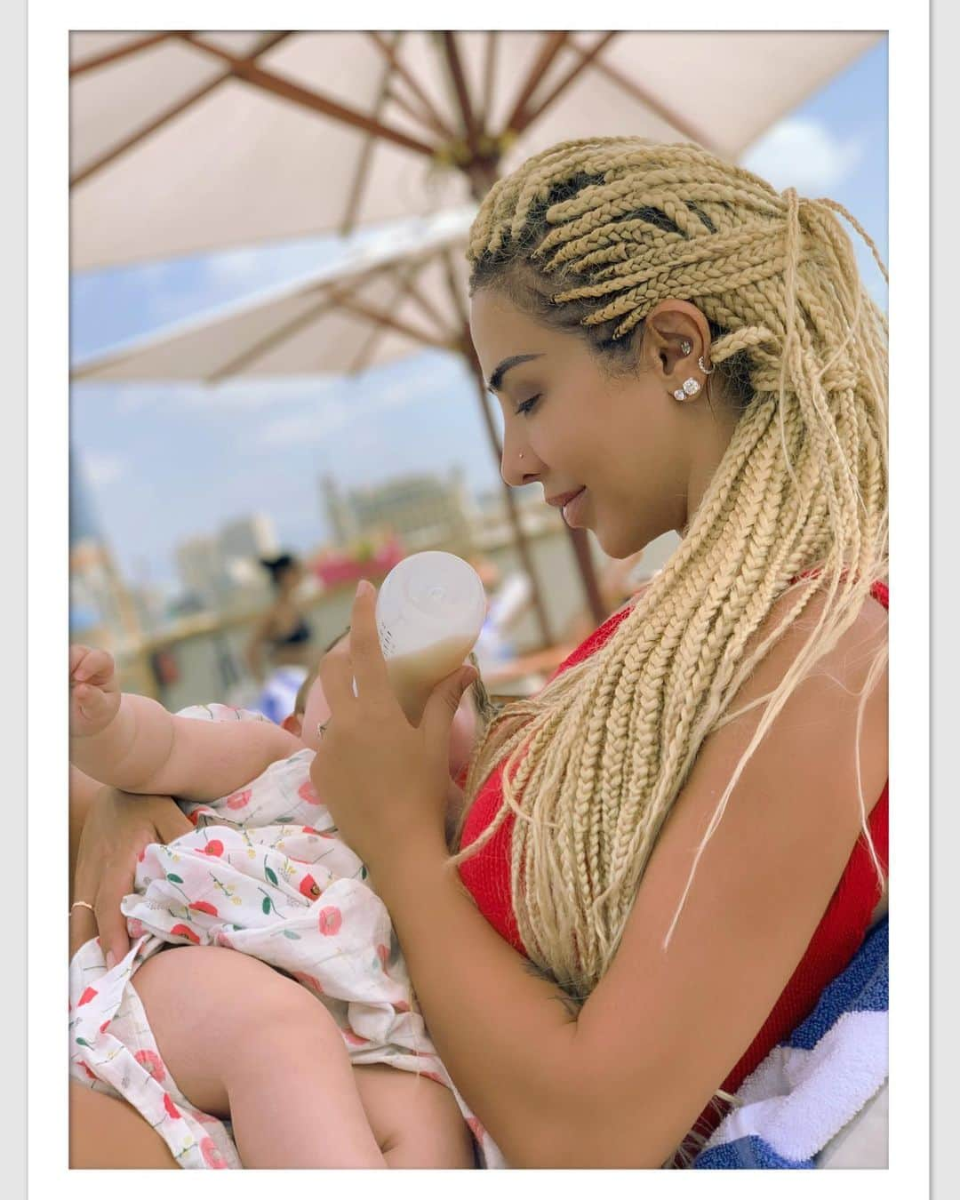 ジョエル・マーディニアンさんのインスタグラム写真 - (ジョエル・マーディニアンInstagram)「No one knows how beautiful it feels to breast feed until you do it and experience it.  Unfortunately it was not something I was able to offer my 3rd child but I want to take this opportunity to assure all pregnant Mums that it’s worth all the hard work and possible pain only the 1st couple of weeks. The feeling of giving your baby the best nutrition from your breasts is a wonderful thing. I went to breast feeding classes whilst I was pregnant with @bailey.creane so I can learned all the tips on how to get your baby to latch on to your nipples properly so you minimize the risk of cracking or bleeding nipples, also the right position for your baby when you carry him before you offer your milk, the right height etc..... I recommend you prepare yourself before your baby comes to this world. My advice: 1) try to find a breast feeding course 2) drink A LOT OF WATER ONCE YOU DELIVER (that’s what brings the milk) 3) place raw cabbage leaves (malfouf) straight on your breasts and over your nipples straight from the fridge and only remove once you need to feed your baby then add new ones ( if you do this you won’t need to use any nipple cream. The cabbage will suck all the heat out of your breasts. 4) If you get big hard lumps, sit in a warm bath and massage the lumps( a little painful) to release some of the milk and make your nipples easier for your baby to latch on to. Good luck 🍀 #joellemardinian #breastfeeding」8月1日 5時25分 - joellemardinian