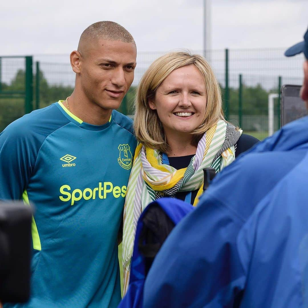 エヴァートンFCさんのインスタグラム写真 - (エヴァートンFCInstagram)「Spending time with some of our most loyal fans. 💙」8月1日 5時18分 - everton