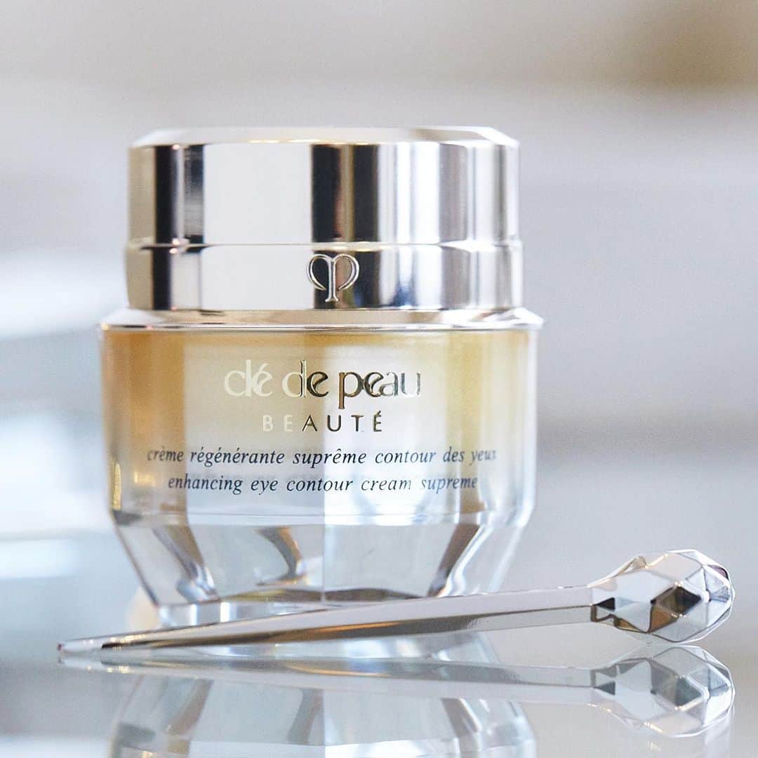 Clé de Peau Beauté Officialさんのインスタグラム写真 - (Clé de Peau Beauté OfficialInstagram)「The #EnhancingEyeContourCreamSupreme’s refreshing platinum eye massager brings youthful-looking radiance to #skin and improves tone.」8月1日 5時19分 - cledepeaubeaute