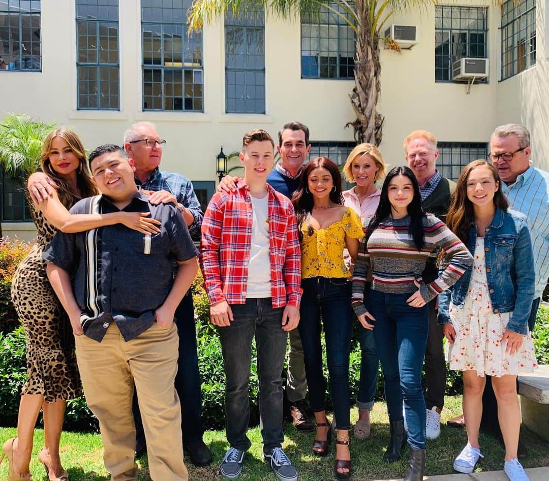 ソフィア・ベルガラさんのインスタグラム写真 - (ソフィア・ベルガラInstagram)「We r back for the last season!!🎉 first table read of season 11!!! I ❤️U My Modern Family!!!😭」8月1日 5時23分 - sofiavergara