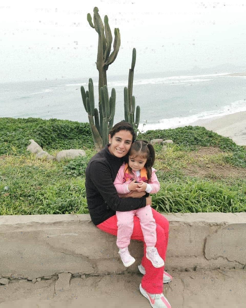 イヴァン・ガルシアのインスタグラム：「FELIZ CUMPLEAÑOS MIS AMORES ❤️❤️.... Soy el hombre mas afortunado al tenerlas en mi vida, hace justamente 2 años naciste mi bebe hermosa, hace justamente 2 años me convertí en papá y el mas afortunado de todo el mundo por llegar a mi vida, mi amor @paolaespinosaof te amo demasiado y como siempre te lo he dicho, te admiro por la gran mujer que eres, la maravillosa mamá que eres, la pareja de vida que elegí tener y creeme que tu me has cambiado completamente la vida, llegaste para darle alegría a mi corazón y a mi vida... Son las mujeres de mi vida y siempre estaré cuidándolas y aprendiendo juntos. #siemprejuntos #siemprefelices ... DESEO QUE PASEN UN EXCELENTE CUMPLEAÑOS,  un día especial y muy diferente a todos los demás, sigan siendo las mujeres más felices del mundo, pero sobre todo SIGAN SIENDO MIS MUJERES,  #cumpleañosdemisamores #cumpleañosfeliz #cumpleañospanamericano ❤️❤️🎁🎁🎊🎊🎉🎉」