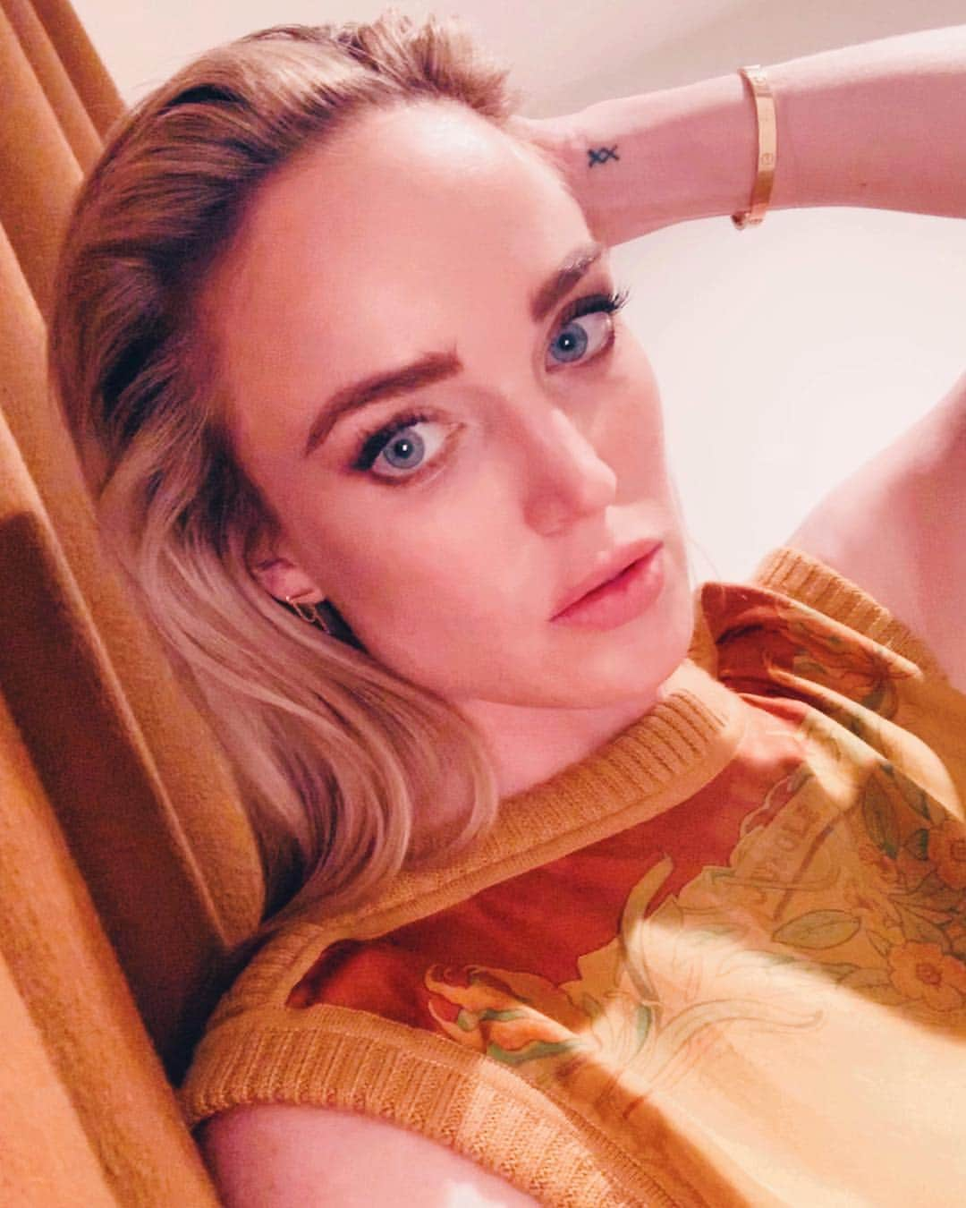 ケイティ・ロッツさんのインスタグラム写真 - (ケイティ・ロッツInstagram)「The curtains got the memo. Is gold considered a color?」8月1日 5時32分 - caitylotz