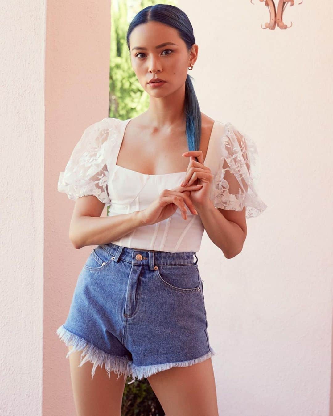 Yukiさんのインスタグラム写真 - (YukiInstagram)「There’s nothing like a pair of summer shorts and a cute blouse for the summer ❤️ #summeroutfit」8月1日 5時32分 - yukibomb