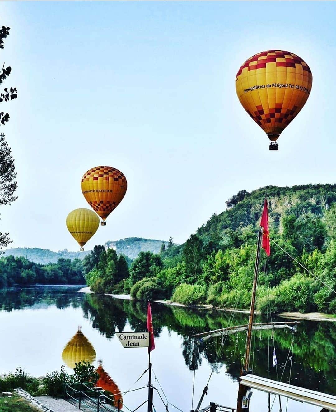 Instagramersさんのインスタグラム写真 - (InstagramersInstagram)「Enjoy this French photo with ballons by @alan_sayconsultancy at La Roque-Gageac @igersdordogne_ 📸😍🙌💕 #igersdordogne #igersfrance #igers」8月1日 5時47分 - igers