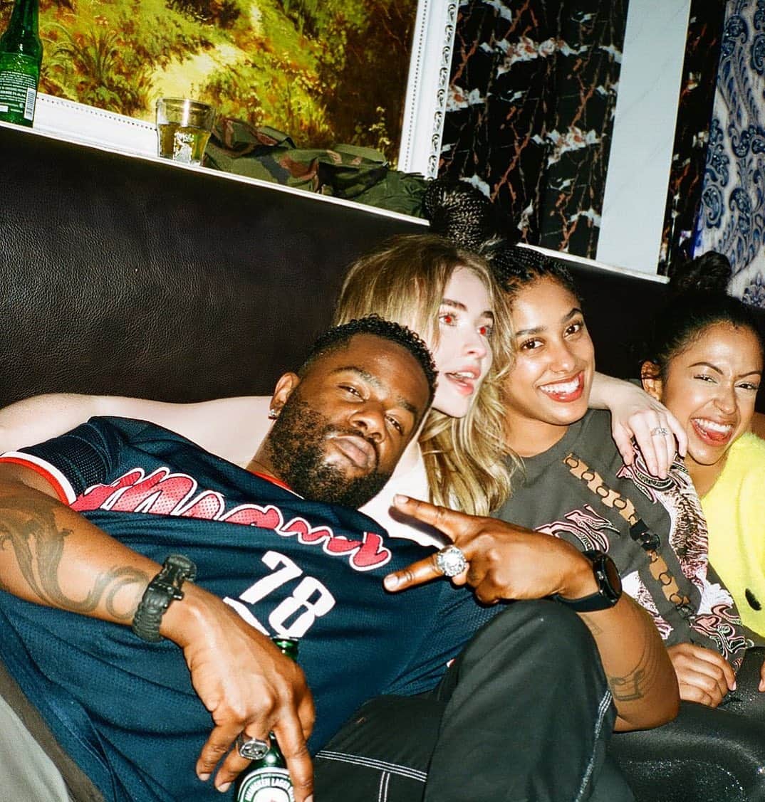 サブリナ・カーペンターのインスタグラム：「the demon jumped out  but so did the luvv」