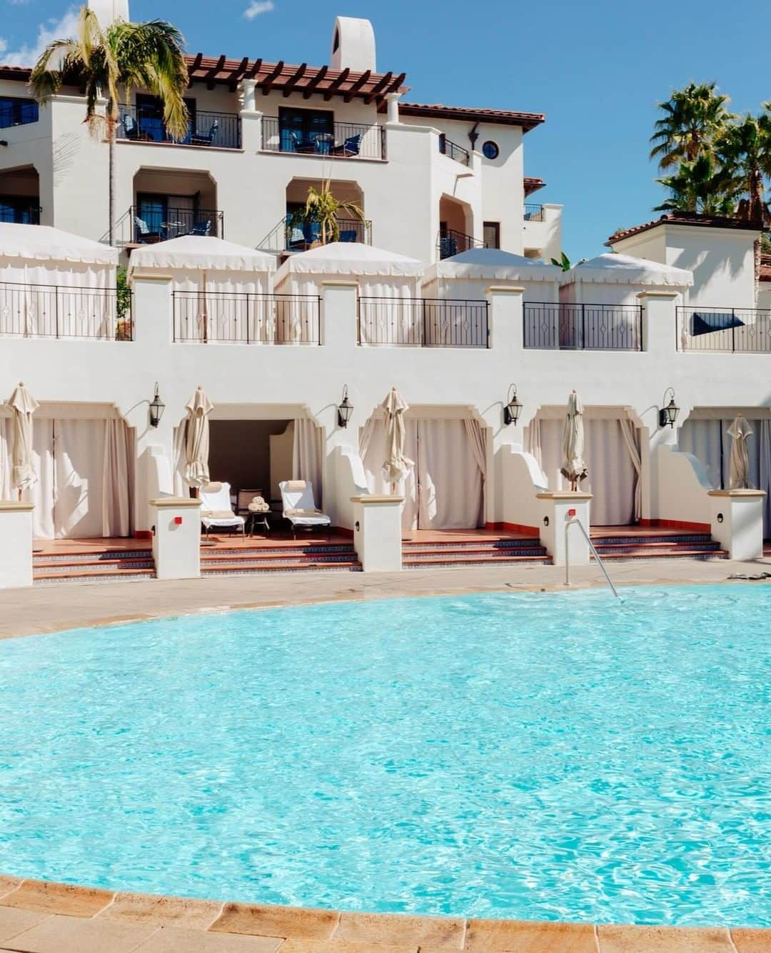 リッツ・カールトンさんのインスタグラム写真 - (リッツ・カールトンInstagram)「Sunny days spent poolside – the perfect way to enjoy a summer getaway. ⁣⁠ ⁣⁠ #SantaBarbara #California #SunSeekers #WestCoast #CA #Cali #SoCal #Sunshine #Pool #SwimmingPool #Poolside #Summer #Getaway #Vacation #BlueSkies #Relaxation Travel #Travelgram #InstaTravel #TravelDiaries」8月1日 6時00分 - ritzcarlton