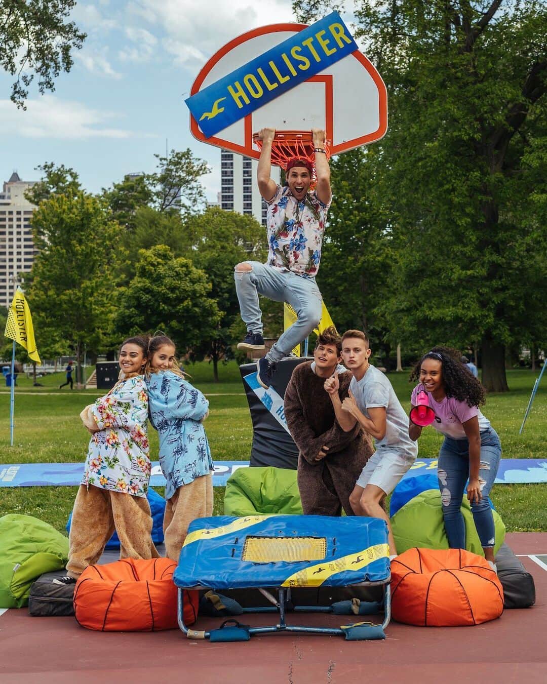Hollister Co.さんのインスタグラム写真 - (Hollister Co.Instagram)「Game on, @damonandjo, @daniellaperkins, @itsmikeymurphy, @haileysani & @tristantales. Episode number ✌ of The Carpe Challenge: Chicago is out now! Link in bio to watch 👀」8月1日 6時07分 - hollister