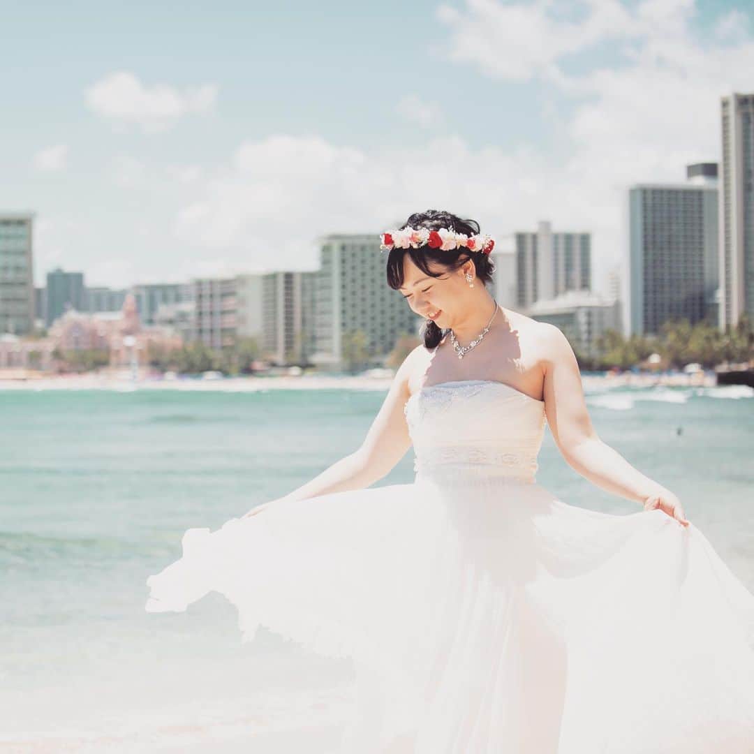 Photopla+（ フォトプラ ）さんのインスタグラム写真 - (Photopla+（ フォトプラ ）Instagram)「Hawaiiiの輝く海をバックに、大切な人と大切な思い出を残こすお手伝いをさせて下さい😊  ハワイでお待ち しております✨✨✨ #ハワイ #ワイキキ #ハワイウェディング #ハワイ婚 #ファミリーフォト #ハワイハネムーン #プレ花嫁 #挙式レポ #ハワイ旅行 #日本中のプレ花嫁さんと繋がりたい #インスタグラム#hawaii #aloha #beach #instagood #beautiful#プレママさんと繋がりたい #マタニティフォト」8月1日 6時10分 - photopla_wedding