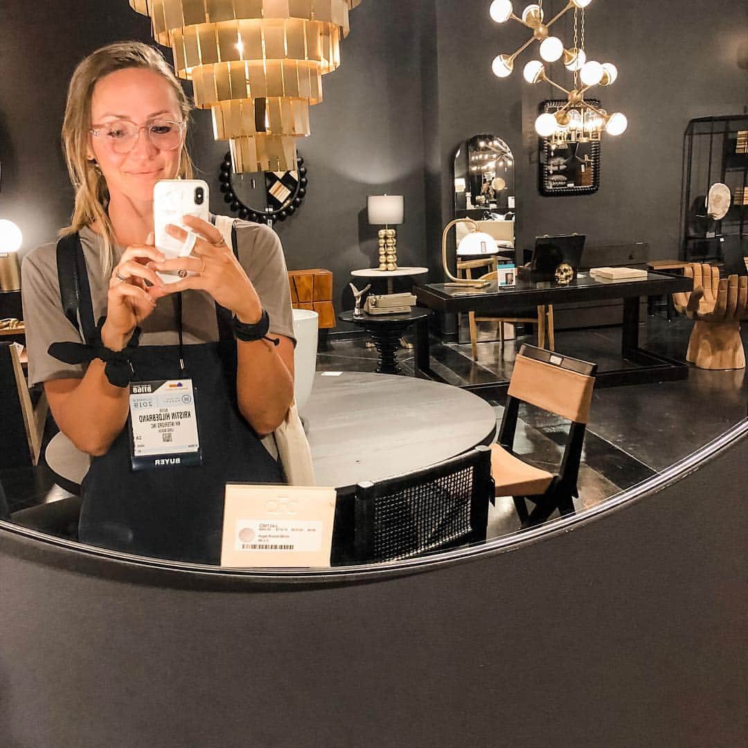 クリスティン・ヒルデブランドのインスタグラム：「At @lasvegasmarket for #werk !!!!! My first time here. Energy is rad.. I’m sitting in on panels, taking notes on trends, meeting new friends in the design world, and gawking at all the pretty things everywhere I turn. Also on the hunt for things I want to buy to add to my online shop I’m building out!! Eeeeeeek, this is fun👏🏼🤓 #designthings」