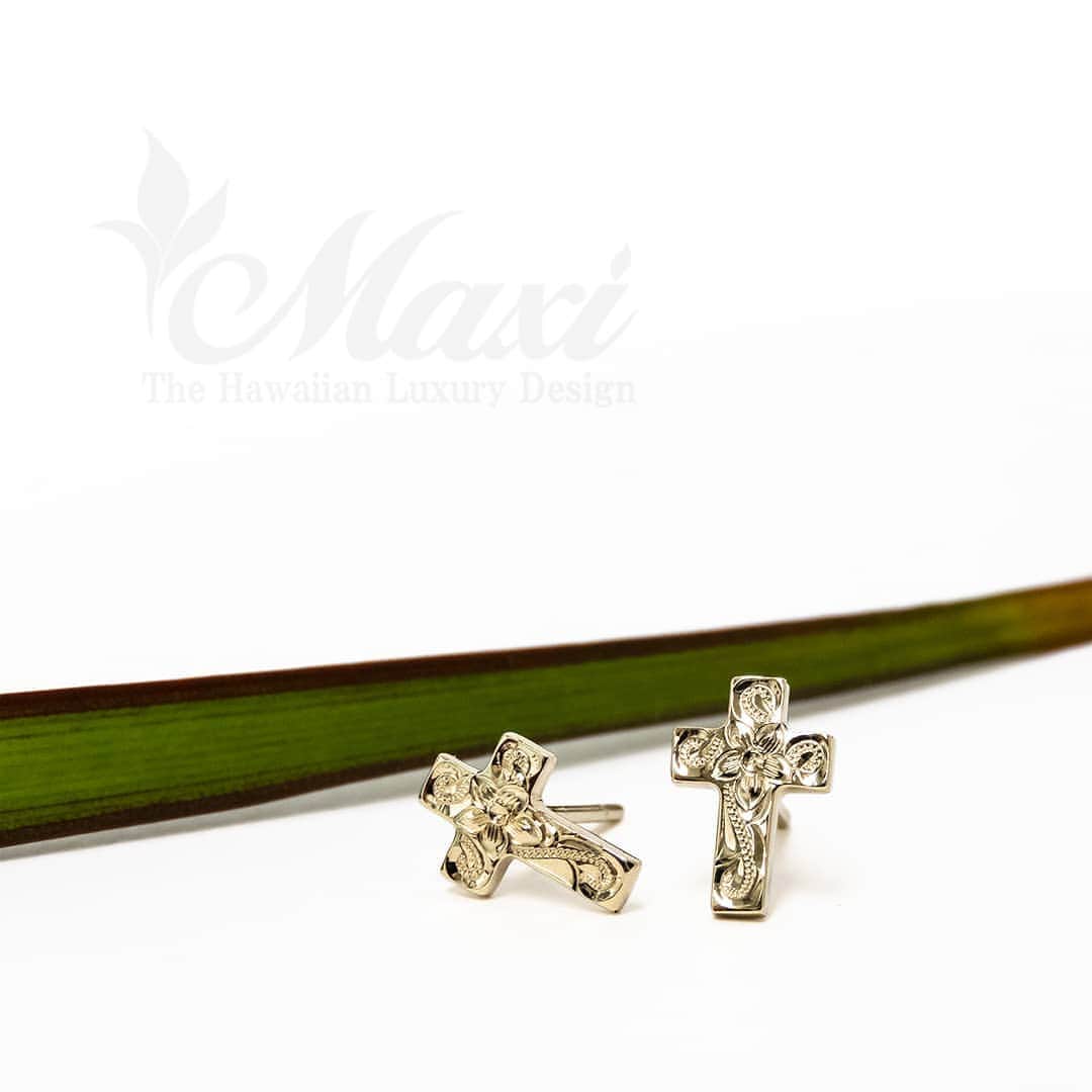 Maxi Hawaiian Jewelryさんのインスタグラム写真 - (Maxi Hawaiian JewelryInstagram)「Tiny lovely cross motif earrings🌺🌈🌺🌈🤙✨ #maxi #maxihawaiianjewelry #hawaiianjewelry #hawaiianheirloom #engraving #hawaii #hawaiian #earrings #cross #マキシ #マキシハワイアンジュエリー #ハワイアンジュエリー #ハワイ #ハワイアン #ピアス #クロス  @maxi_press」8月1日 6時22分 - maxi_japan_official