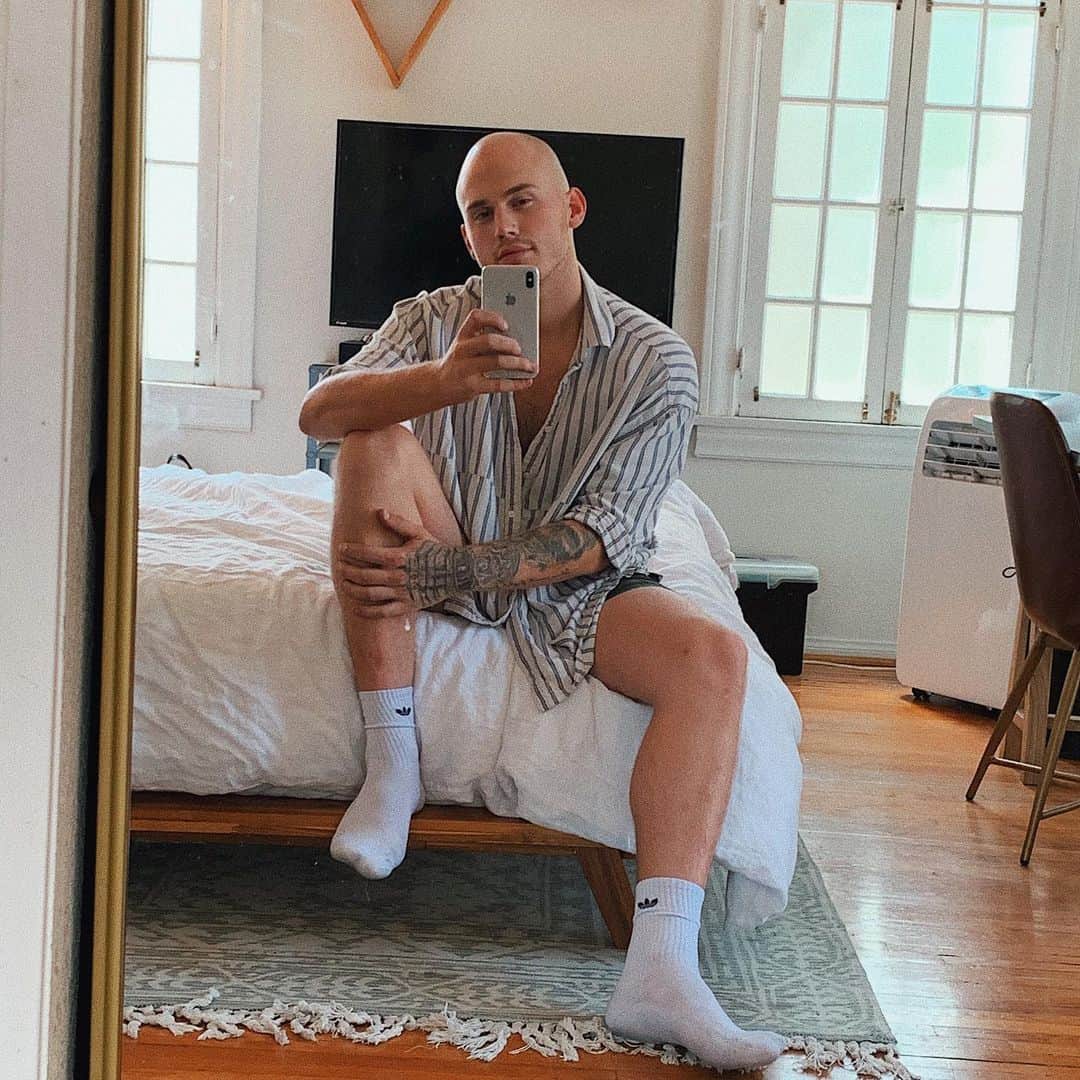 ブランドン・シェイアのインスタグラム：「Can you guess what I just did hehe 🌝」
