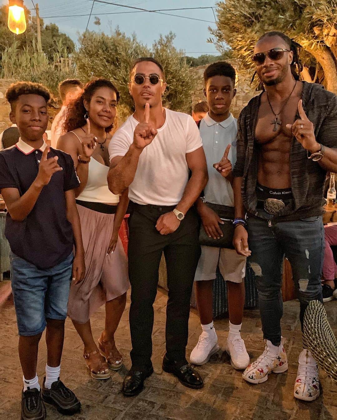 Ulissesworldさんのインスタグラム写真 - (UlissesworldInstagram)「Awesome time with the family tonight! Thanks for the kind hospitality my friend @nusr_et Catch up soon💪🏽 _ #ulissesworld #family #holiday #vacation #mykonos #saltbae」8月1日 6時39分 - ulissesworld