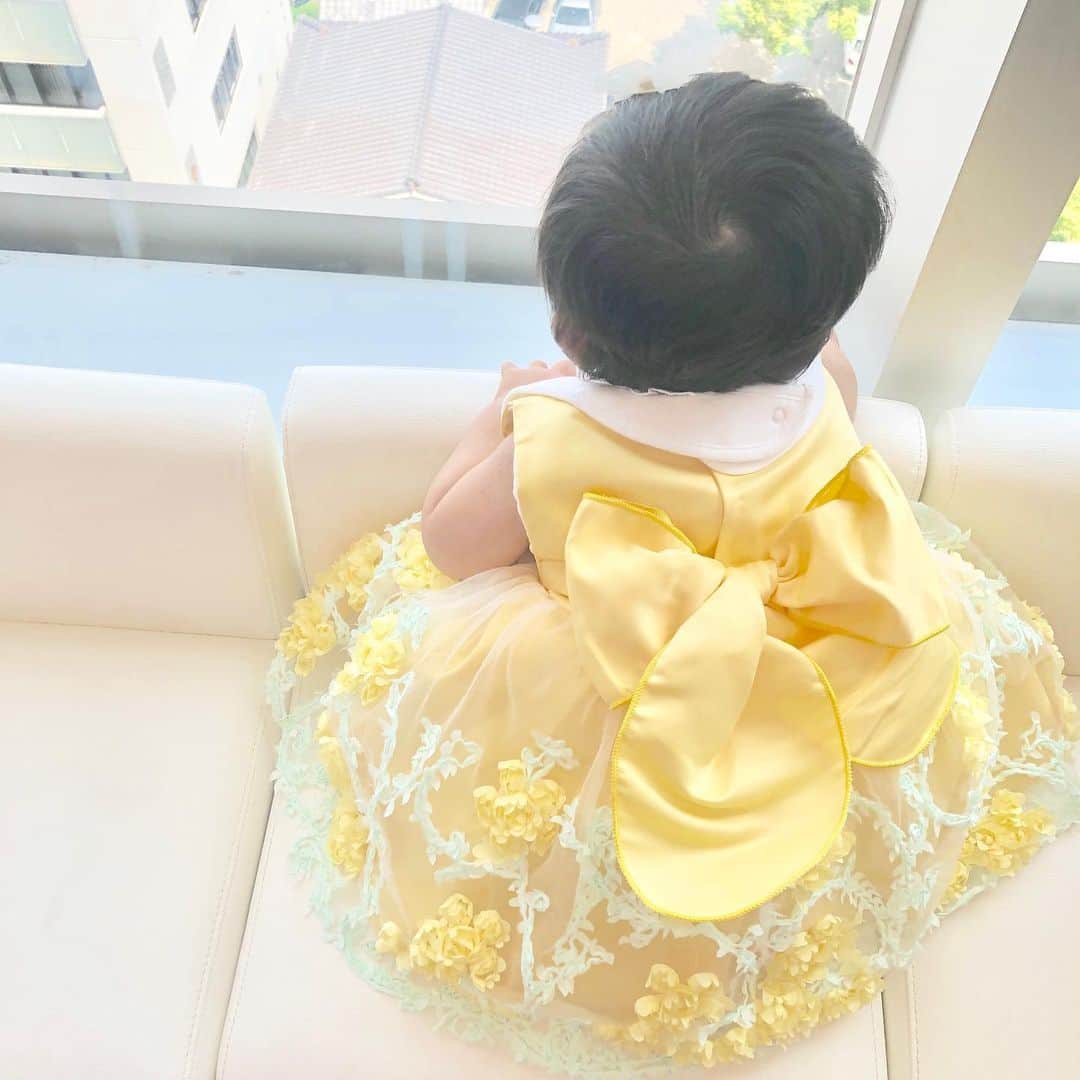 櫻本茉朋のインスタグラム：「先日、妹の結婚式に出席してきました👰  幸せそうな穏やかな表情で微笑む妹を見て、私まで嬉しくなりました😭😭❤️ 娘もいつかはお嫁に行ってしまうんだな…なんてちょっとしんみりしましたが（早い 笑）、一緒にいられる期間が限られているからこそ、娘と過ごせる今を大切にしたいなと感じました…😭😭😭 #ハッピーウェディング #お嫁に行きました #妹と仲良しです #昔はケンカばかりだったけど  #よくおかずを取られた #要領のいい末っ子 #でもかわいくて仕方ない妹 #おめでとう #いつか娘もお嫁に行くのかな」