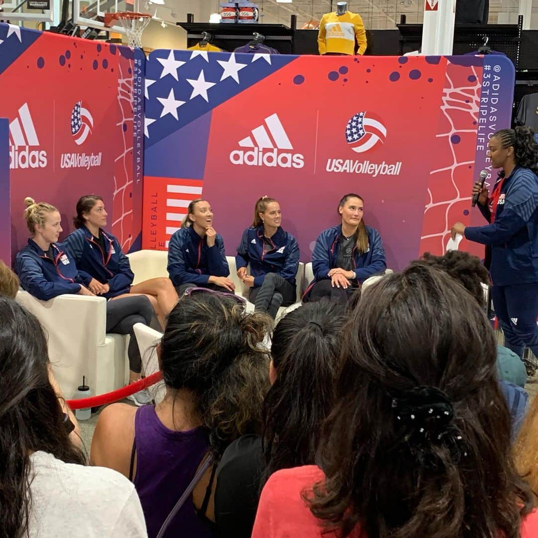 USA Volleyballさんのインスタグラム写真 - (USA VolleyballInstagram)「Thank you @adidasvolleyball for hosting #USAVwnt today in a special meet-and-Greet in Shreveport 2 days before their #TokyoGames Olympic qualifier Aug. 2-4. Get your tickets now by clicking our bio link. Go 🇺🇸!」8月1日 6時46分 - usavolleyball