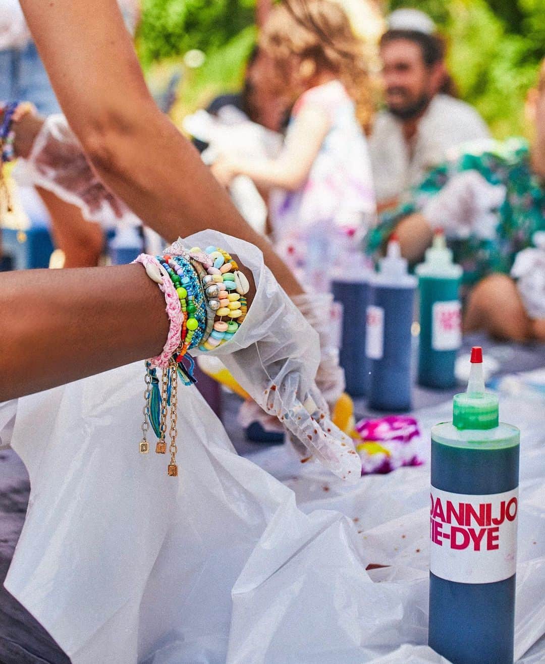ダニジョーのインスタグラム：「You down to tie dye? 🌈😊🍬 tap to shop @danievans1’s epic #armparty」