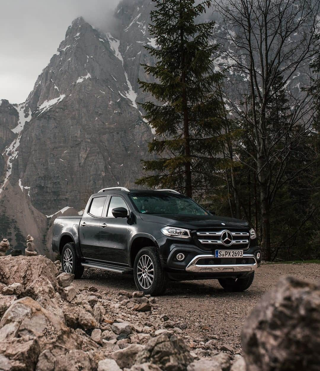 メルセデス・ベンツさんのインスタグラム写真 - (メルセデス・ベンツInstagram)「Chasing mountain views with the #XClass. 🏔 . @denniemaxpfau and @vandraack together on a road trip for #MBSocialcar. .  #XtraClass #MercedesBenz #Mercedes」8月1日 6時55分 - mercedesbenz