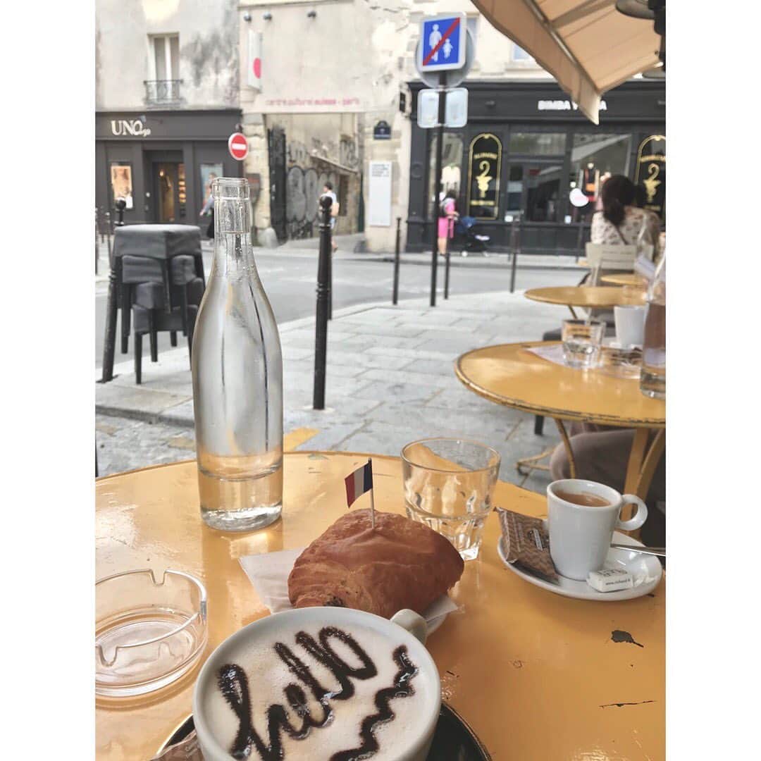 のインスタグラム：「ただいま、パリ。  久しぶりな街は、ヴァカンスで人が少なくて最高。 だけど、ヴァカンスだから工事ばかりで交通網が不便すぎて最悪。  早くパリを離れて海に行きたい気もするけれど、愛するこの街をもう少し楽しみたい気もする。  どっちつかずの7月末。 1週間ほどのパリを楽しもうかな。 #paris #helloparis #vacances」