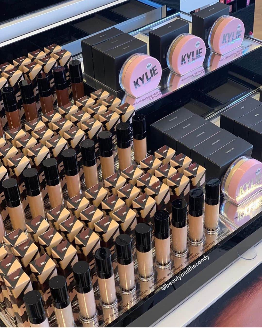 Kylie Cosmeticsさんのインスタグラム写真 - (Kylie CosmeticsInstagram)「Look what @beautyandthecandy spotted at @ultabeauty 👀💗 concealer & setting powders in stores now ✨」8月1日 7時16分 - kyliecosmetics