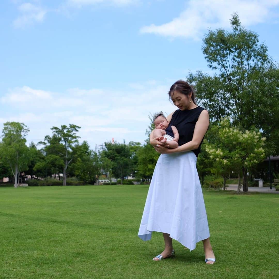 Keikooooooさんのインスタグラム写真 - (KeikooooooInstagram)「いつかの私たち♡🐷👶🏻 #リンクコーデ してみました♡ 後半は、“赤ちゃん抱いて写真撮るの、難しいな〜”の図。笑。腰が反るし、だいたい変顔🙄😆。 コーデは、形が綺麗すぎるスカートを履きました♡ これまた劇的にオススメ笑。 @blanc_official.jp さんのもの。 京都のPOP-UPの時、通販したもの♡ 履くまでドキドキだったけど、 お腹まわりがスッキリ見えてすごい‼︎ もともと腰回りがゴツめの体型なのに、 これは綺麗に履ける‼︎裾の形も可愛い◡̈♥︎ bagも、もちろん @blanc_official.jp さん。どんな服にでも合うから、ついつい持っちゃうオススメです👜❤️ 通販って、試着出来ないから、失敗しないかドキドキだけど、ここのお洋服は本当に全部可愛い😍❤️ . tops #ariesmirage @ariesmirage  skirt ，bag #blanc_official_jp @blanc_official.jp  sandal @nebulonie.japan #nebulonie」8月1日 7時19分 - keity1011