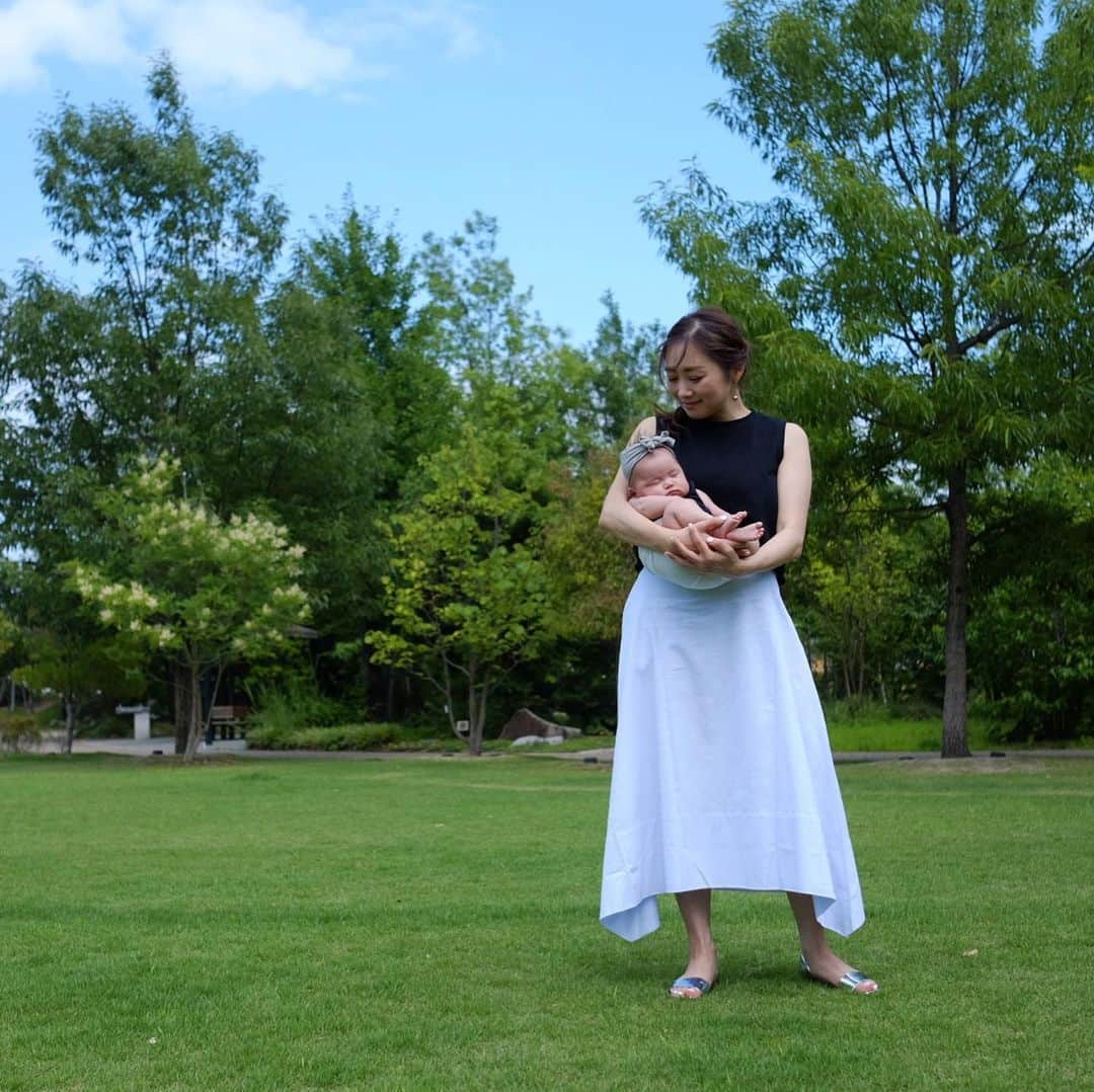 Keikooooooさんのインスタグラム写真 - (KeikooooooInstagram)「いつかの私たち♡🐷👶🏻 #リンクコーデ してみました♡ 後半は、“赤ちゃん抱いて写真撮るの、難しいな〜”の図。笑。腰が反るし、だいたい変顔🙄😆。 コーデは、形が綺麗すぎるスカートを履きました♡ これまた劇的にオススメ笑。 @blanc_official.jp さんのもの。 京都のPOP-UPの時、通販したもの♡ 履くまでドキドキだったけど、 お腹まわりがスッキリ見えてすごい‼︎ もともと腰回りがゴツめの体型なのに、 これは綺麗に履ける‼︎裾の形も可愛い◡̈♥︎ bagも、もちろん @blanc_official.jp さん。どんな服にでも合うから、ついつい持っちゃうオススメです👜❤️ 通販って、試着出来ないから、失敗しないかドキドキだけど、ここのお洋服は本当に全部可愛い😍❤️ . tops #ariesmirage @ariesmirage  skirt ，bag #blanc_official_jp @blanc_official.jp  sandal @nebulonie.japan #nebulonie」8月1日 7時19分 - keity1011