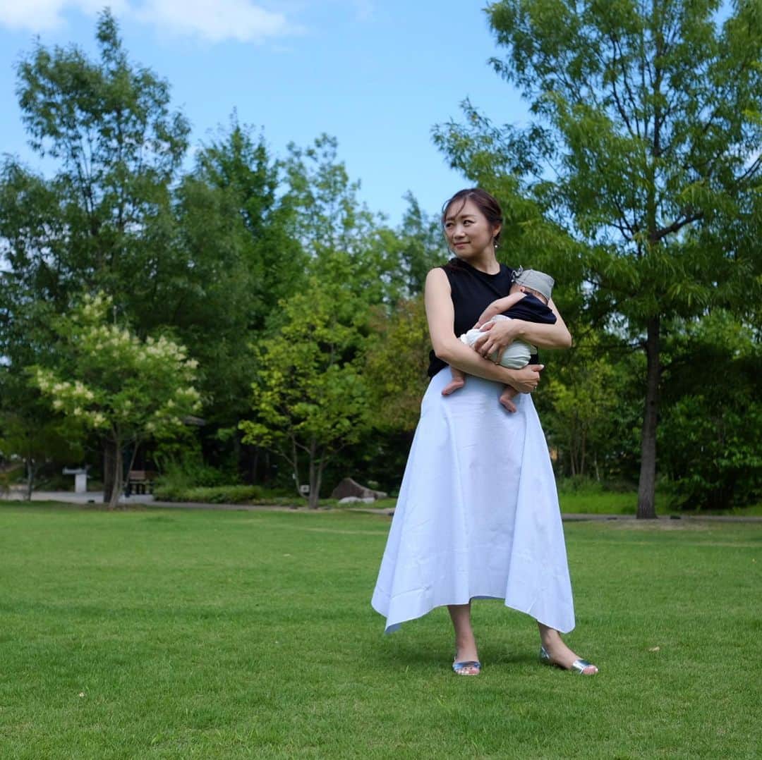 Keikooooooさんのインスタグラム写真 - (KeikooooooInstagram)「いつかの私たち♡🐷👶🏻 #リンクコーデ してみました♡ 後半は、“赤ちゃん抱いて写真撮るの、難しいな〜”の図。笑。腰が反るし、だいたい変顔🙄😆。 コーデは、形が綺麗すぎるスカートを履きました♡ これまた劇的にオススメ笑。 @blanc_official.jp さんのもの。 京都のPOP-UPの時、通販したもの♡ 履くまでドキドキだったけど、 お腹まわりがスッキリ見えてすごい‼︎ もともと腰回りがゴツめの体型なのに、 これは綺麗に履ける‼︎裾の形も可愛い◡̈♥︎ bagも、もちろん @blanc_official.jp さん。どんな服にでも合うから、ついつい持っちゃうオススメです👜❤️ 通販って、試着出来ないから、失敗しないかドキドキだけど、ここのお洋服は本当に全部可愛い😍❤️ . tops #ariesmirage @ariesmirage  skirt ，bag #blanc_official_jp @blanc_official.jp  sandal @nebulonie.japan #nebulonie」8月1日 7時19分 - keity1011