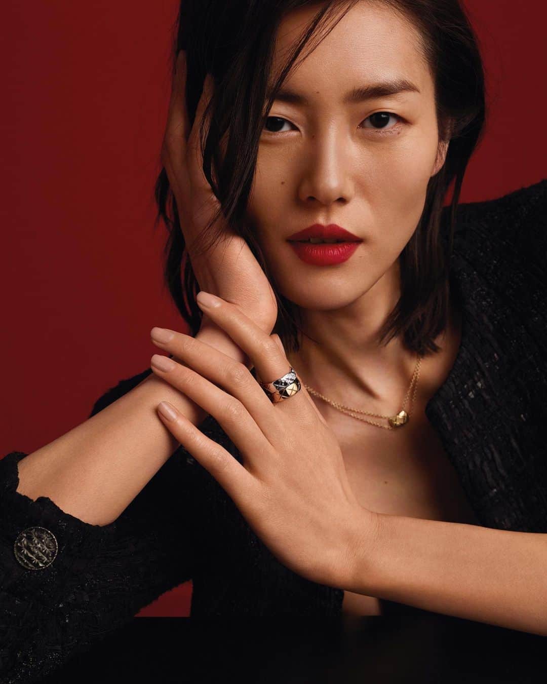 リウ・ウェンのインスタグラム：「Languages of Love, jewelry edition. @chanelofficial #CocoCrush @jingxiaoxiansheng 📸 @thurstanredding」