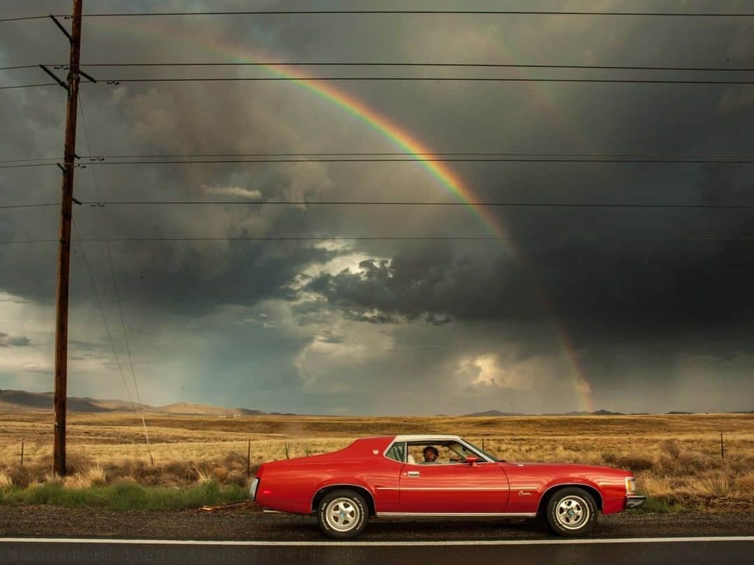 ナショナルジオグラフィックさんのインスタグラム写真 - (ナショナルジオグラフィックInstagram)「Photo by Matthieu Paley @paleyphoto I Rainbow stop on the fabled Route 66, also known as the “Main Street of America;” it stretches from California to Illinois and draws thousands of domestic and international tourists a year. For a book project, I followed the steps of Jack Kerouac when he wrote his book “On the Road,” crossing the U.S. from east to west. Taking my time, I realized how not only the landscape changed, but also the culture, always mutating, often instilled with a nomadic spirit… #route66 #roadtripUSA #beatgeneration #fordmustang #rainbow」8月1日 7時35分 - natgeo