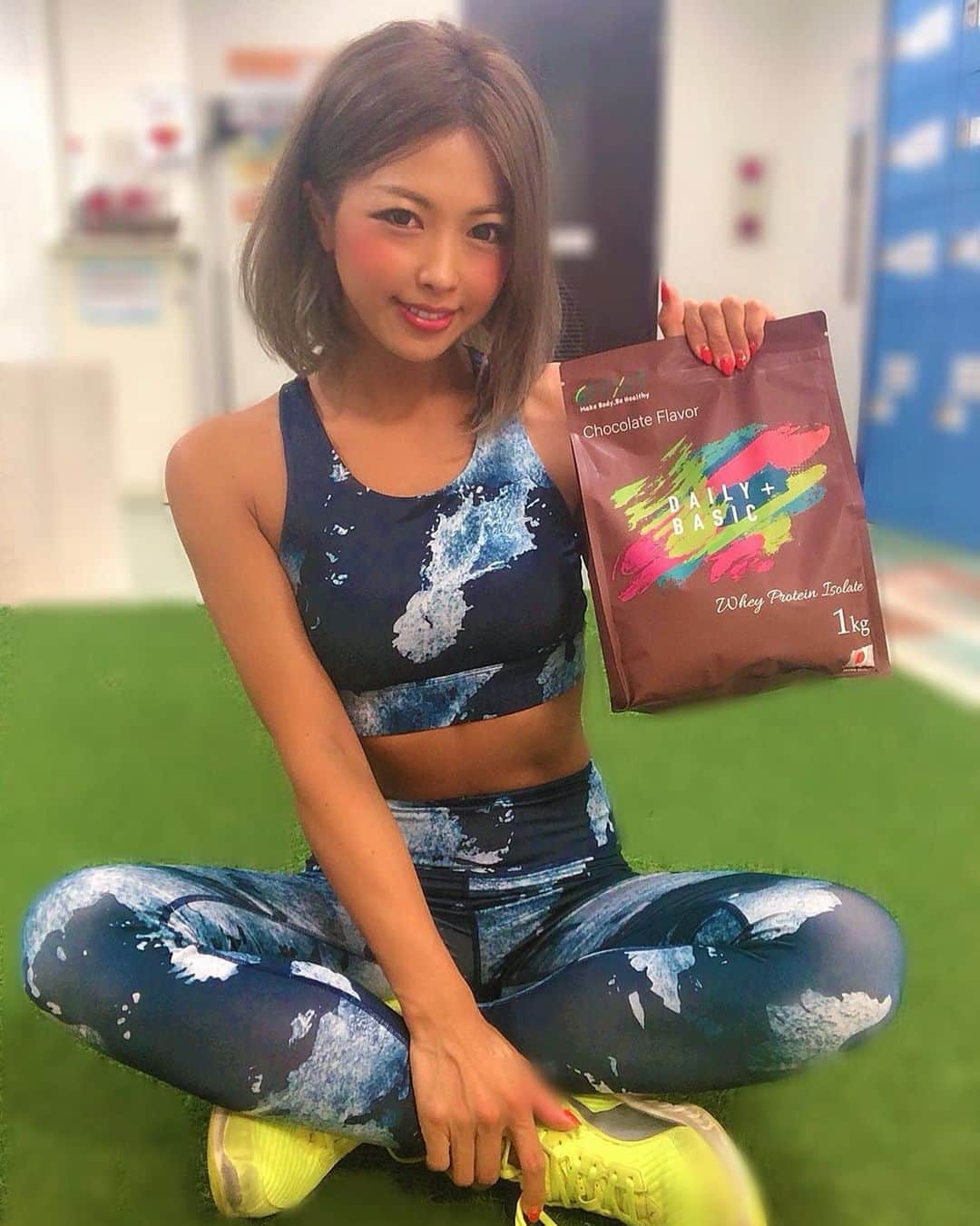 のインスタグラム：「おはようございます❤️ 今朝のトレーニングショット❤️ 私が愛飲中のプロテイン FIXIT @fixit.japan のチョコレート味が出た😍💓 早速飲んだらめっちゃ美味しかった😍 .  トレーニングウェア @lavia_sport . #筋トレ #筋トレ女子 #筋肉女子 #トレーニング #トレーニング女子 #プロテイン #fixit #腹筋 #腹筋女子 #ヨガウェア #トレーニングウェア #あおい夏海 #チョコレート #ジム #ジム女子 #ラヴィアスポーツ #laviasport #スポーツ女子 #ボブ #シルバーアッシュ #筋肉男子  #美ボディ #二の腕痩せ  #ビジョビ」