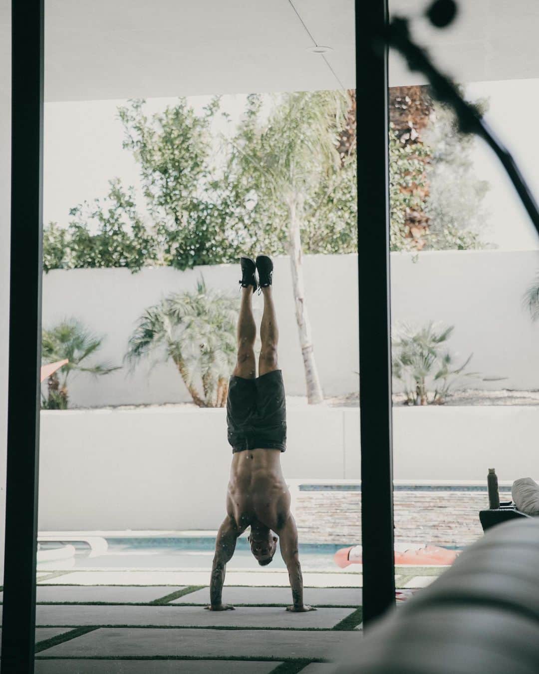 ザッキー・ヴェンジェンスのインスタグラム：「Finding your own inner peace isn’t the same for everyone. I feel most at peace when I am upside down as my mind let’s all other problems and distractions slip away for a little while. 🌎🏋️ #handstand #coreworkout #abs #tattoos #noshirt #poolboy #fitness #musician #photography」