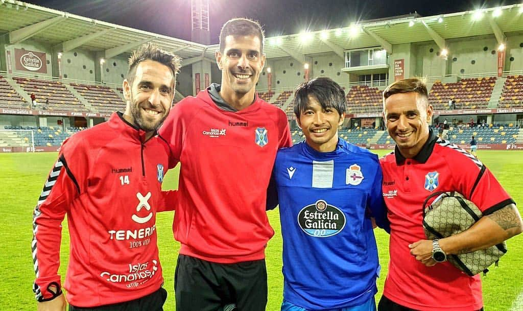 柴崎岳のインスタグラム：「Para mi son hermanos mayores en España😊 俺にとってのスペインのお兄ちゃん達。 #rcdeportivo #tenerife」